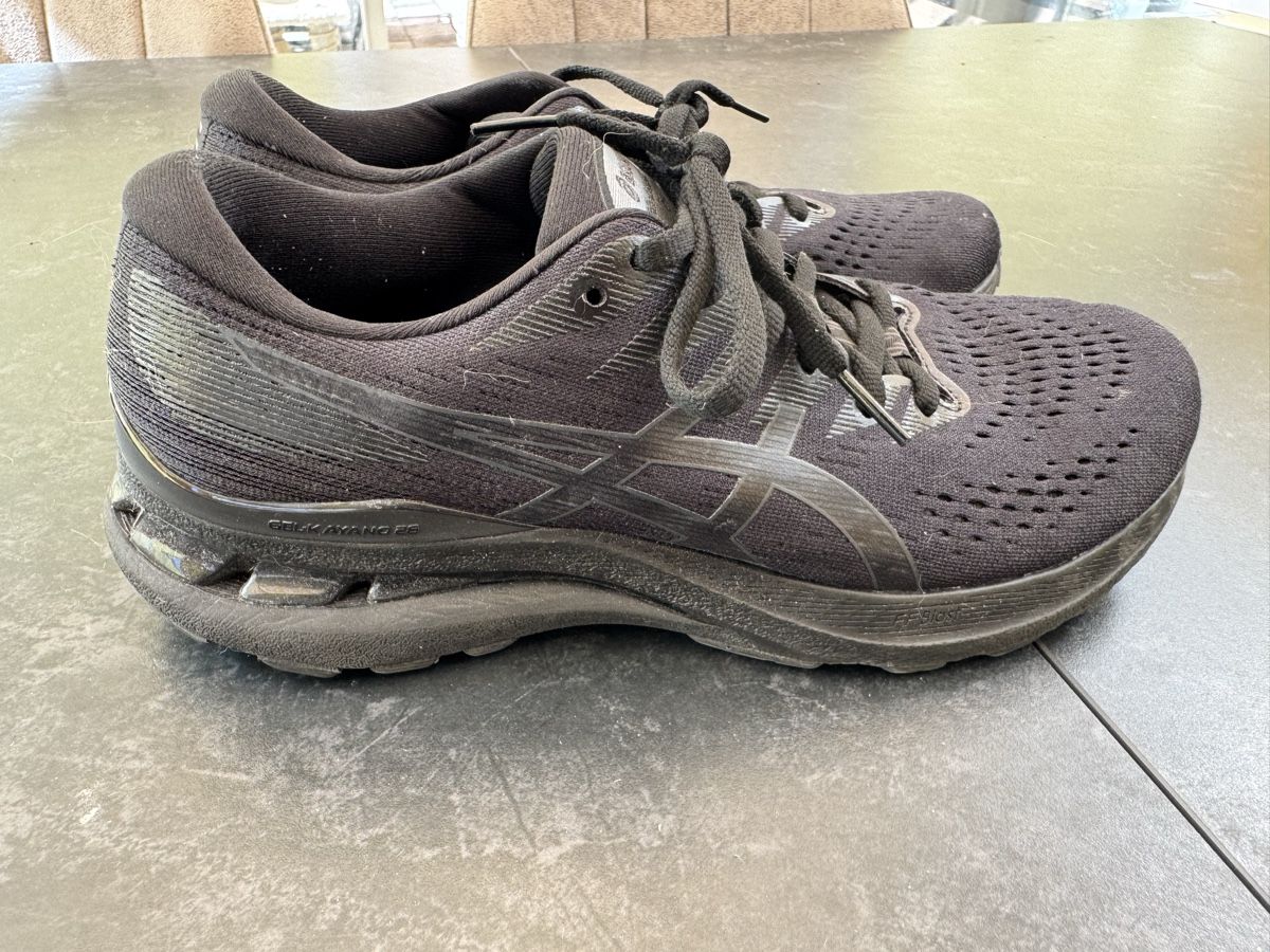 Asics Scarpe da uomo: Asics Schuh Grösse 41.5  – Usato da Thun venduto da Pfausi1966