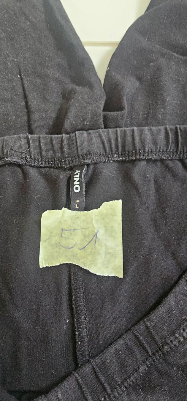 Pantaloni: Schwarze Shorts Gr. L – Usato da Azmoos venduto da Jadejo 3