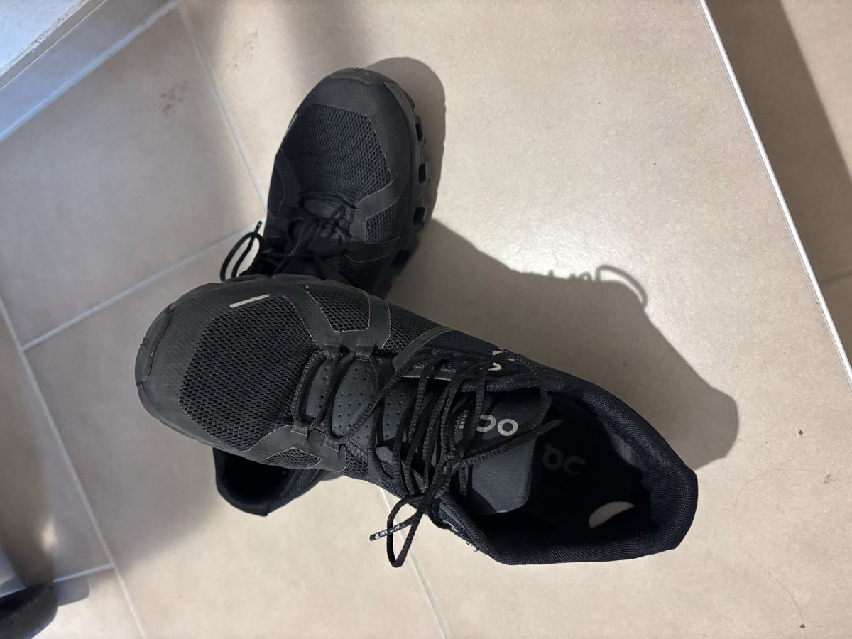 Scarpe da uomo: Chaussures de running ON noires, pointure 42,5 – Usato da Vuadens venduto da chris.ferreira 1