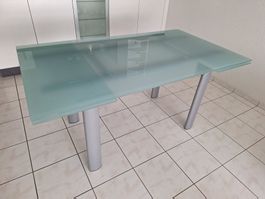 Schöner ausziehbarer Glastisch