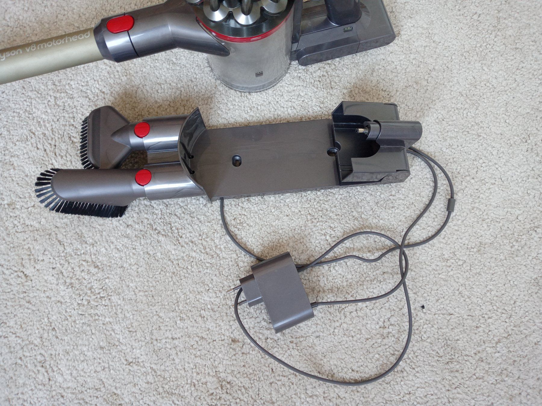 Dyson Staubsauger & Zubehör: Handstaubsauger Dyson V8 – Gebraucht aus Prez-vers-Siviriez von Monija70 1
