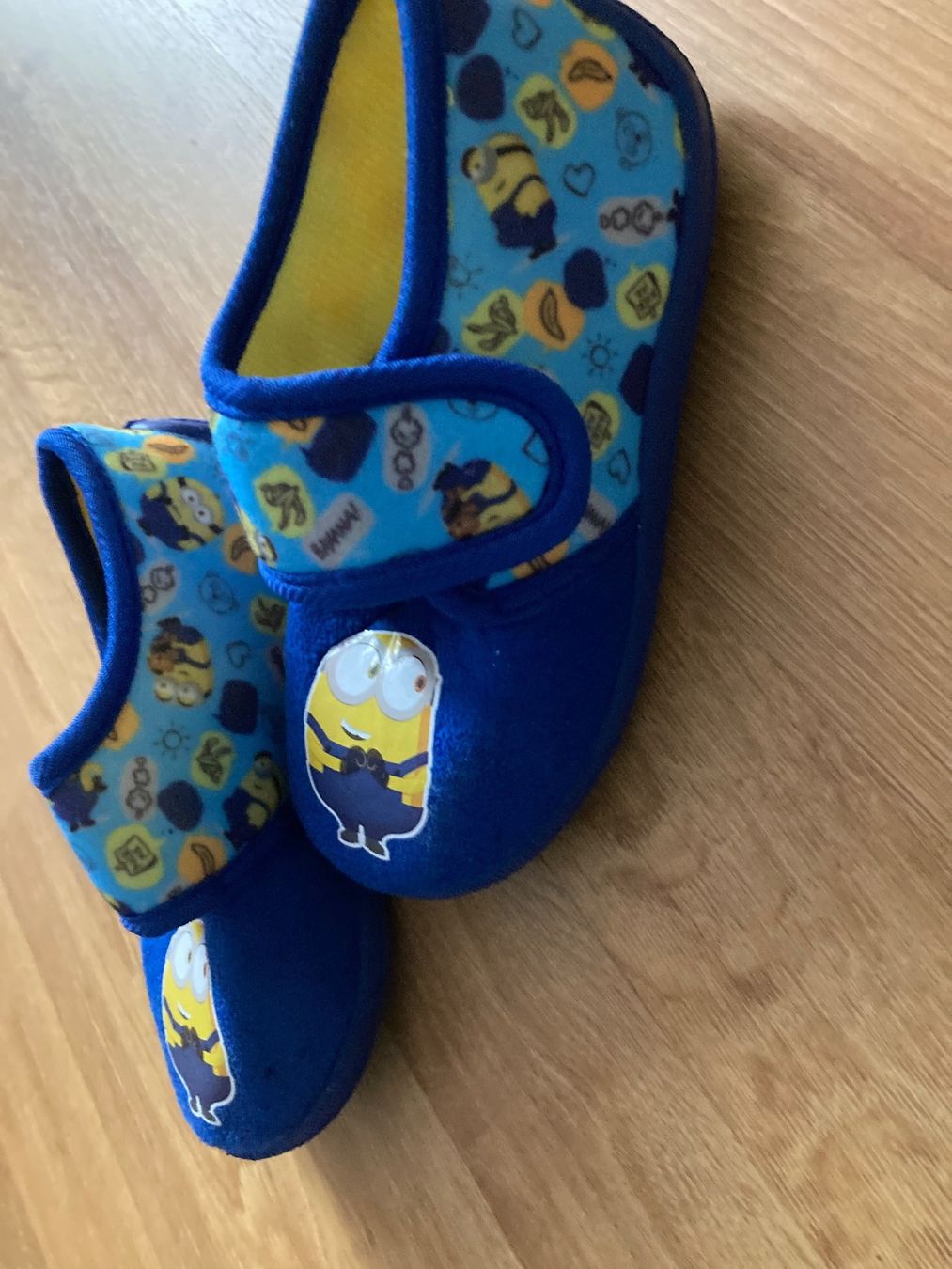 Scarpe per ragazzi: Minions Hausschuhe Gr. 26, neu – Nuovo (secondo la descrizione) da Emmenbrücke venduto da JJ_89 2