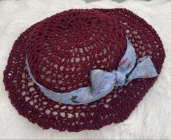 Sommerhut, bordeauxrot, mit blauem Band, neu