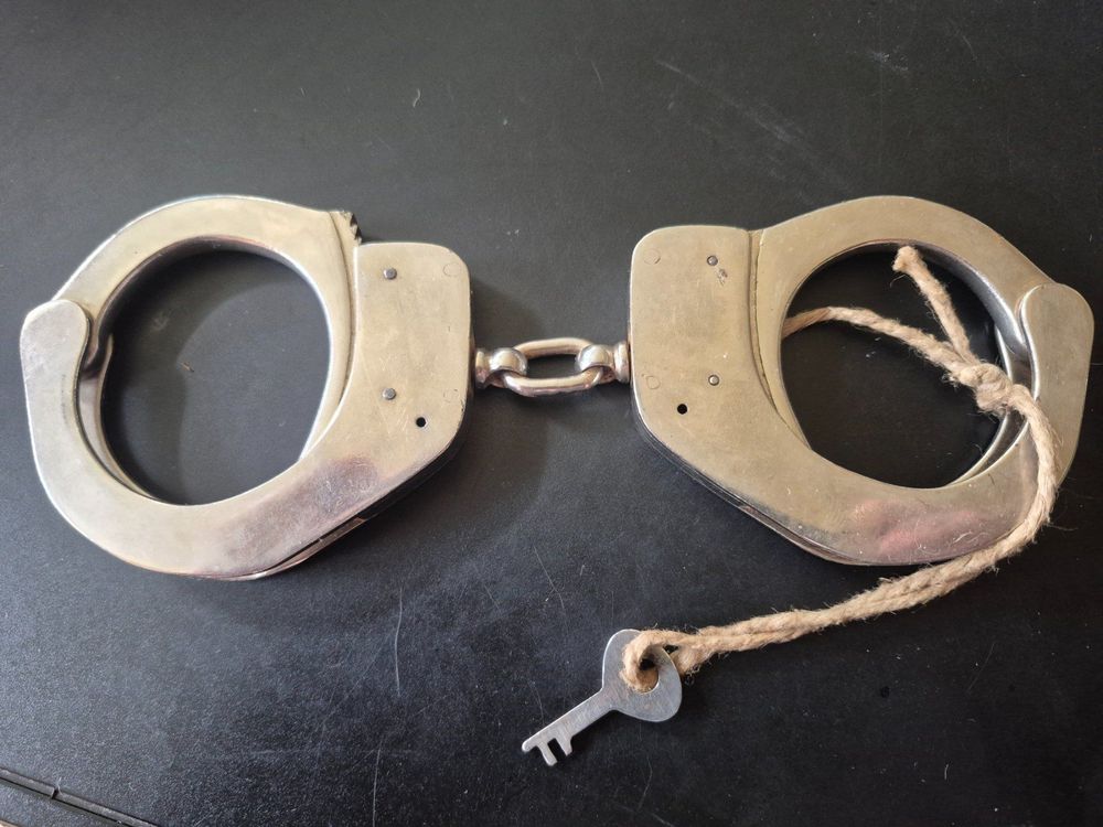 Handschellen (Gebraucht) in Bigenthal für CHF 22 – mit Lieferung auf ...