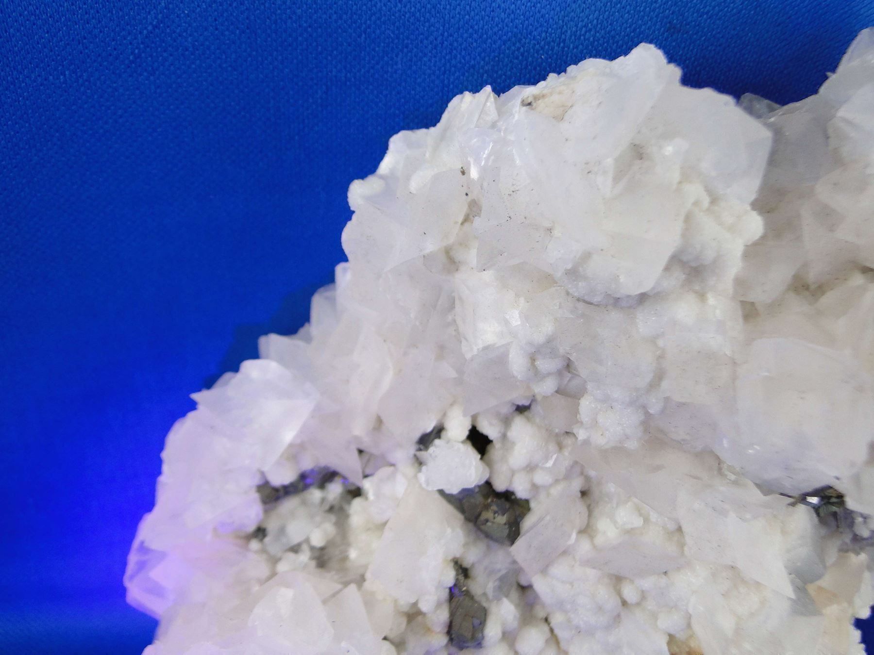 Minerali & Pietre curative: Calcit (UV-Pink) mit Arsenopyrit – Usato da Schinznach Bad venduto da Demerald 2