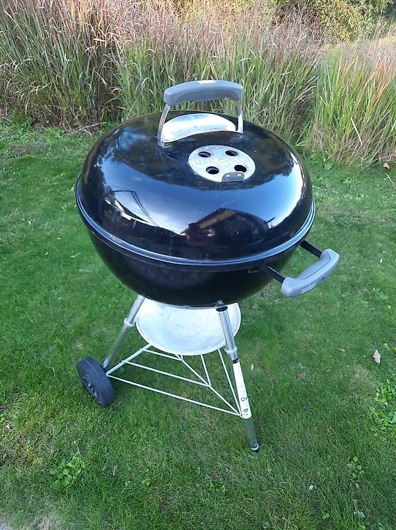 Weber Griglie: GRILL WEBER charbon avec  housse de protection – Usato da La Sarraz venduto da bar_kxt7 1