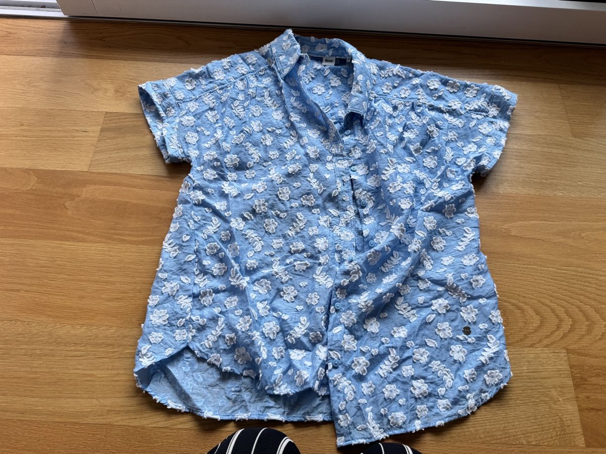 Blusen: Bluse kurzarm hellblau Grösse 36 floral 3D Effekt – Gebraucht aus Birrwil von Annaluna