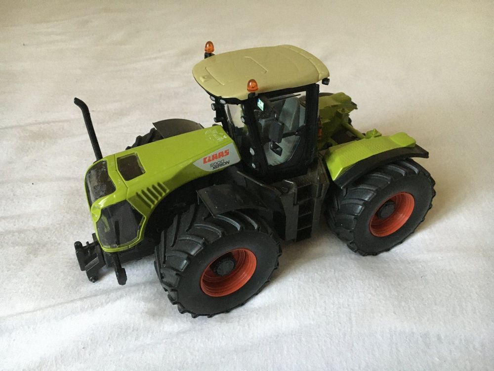 Siku Claas Xerion 1:32 Modell (unbespielt) (Gebraucht) in Sempach für