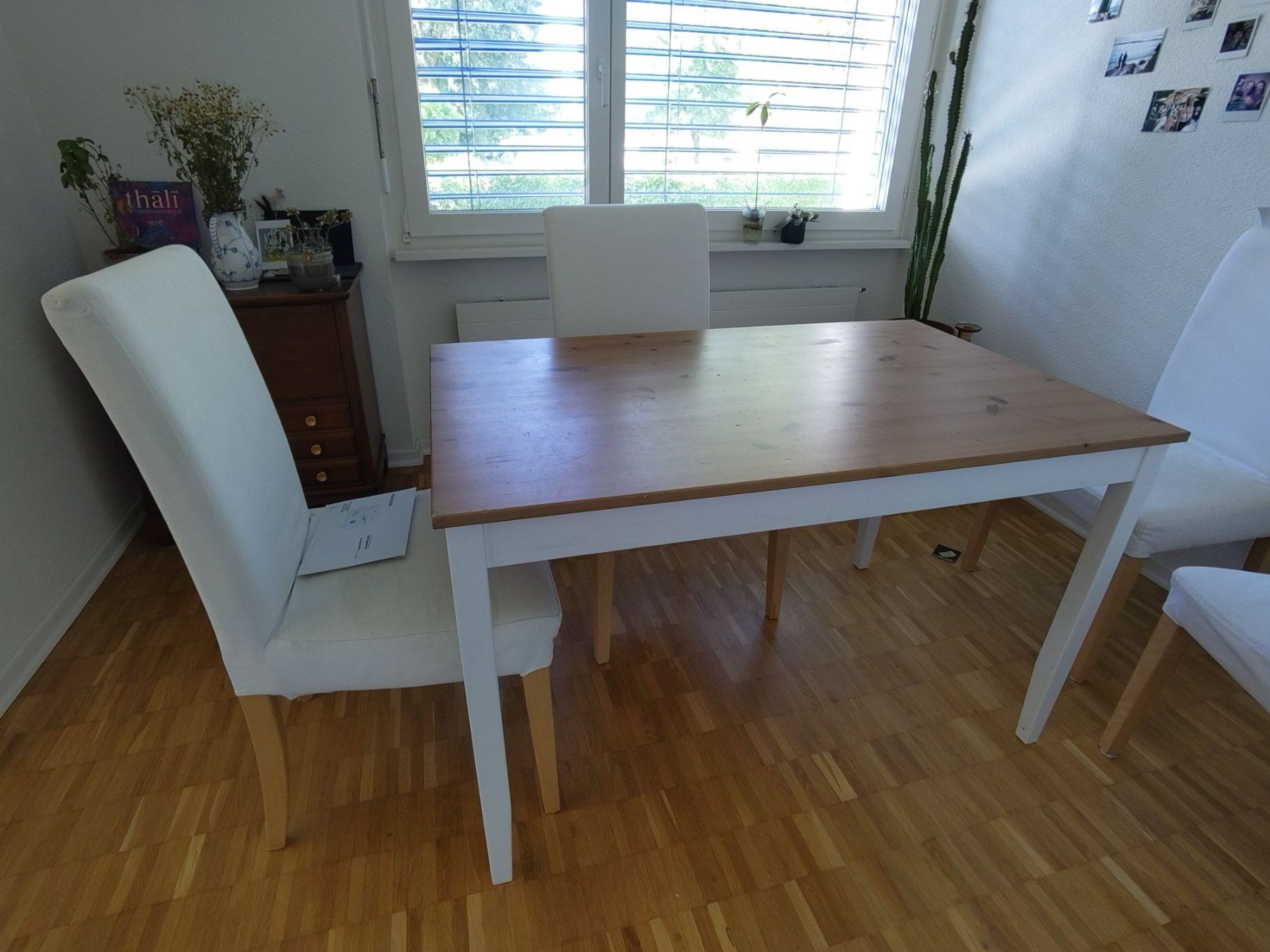 Tavoli: Holztisch mit weissen Beinen – Usato da Solothurn venduto da curben 1