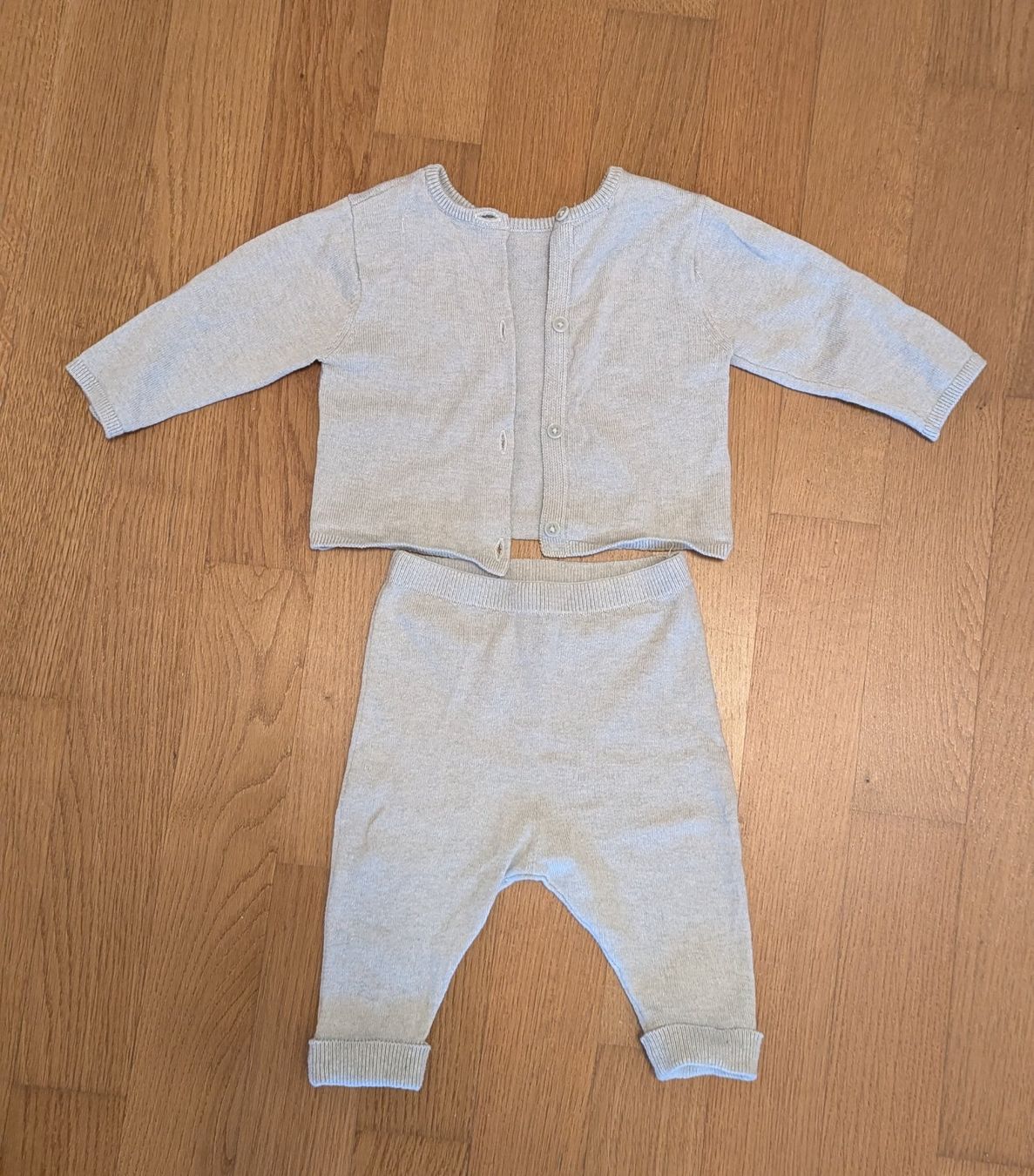 Zara Lotti & Set di vestiti: Süsses Baby-Set, Gr. 68cm, 3-6M – Usato da Emmen venduto da Mwassuup