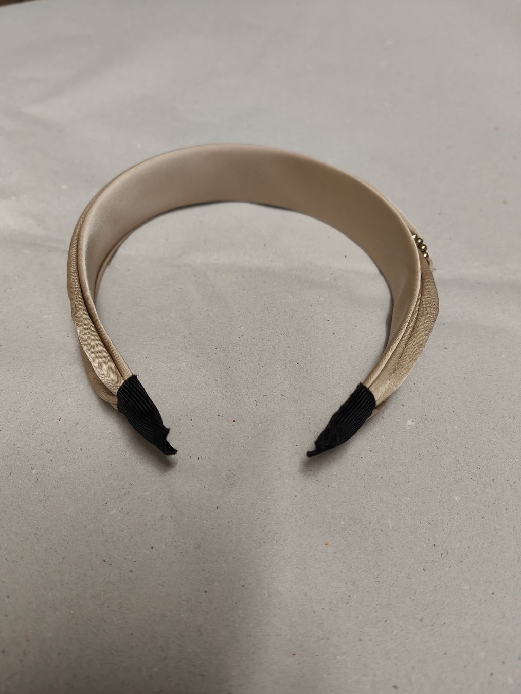 Accessoires pour cheveux: Haarband beige mit Perlen neuwertig – D'occasion à Niederhasli par 8155irae 2
