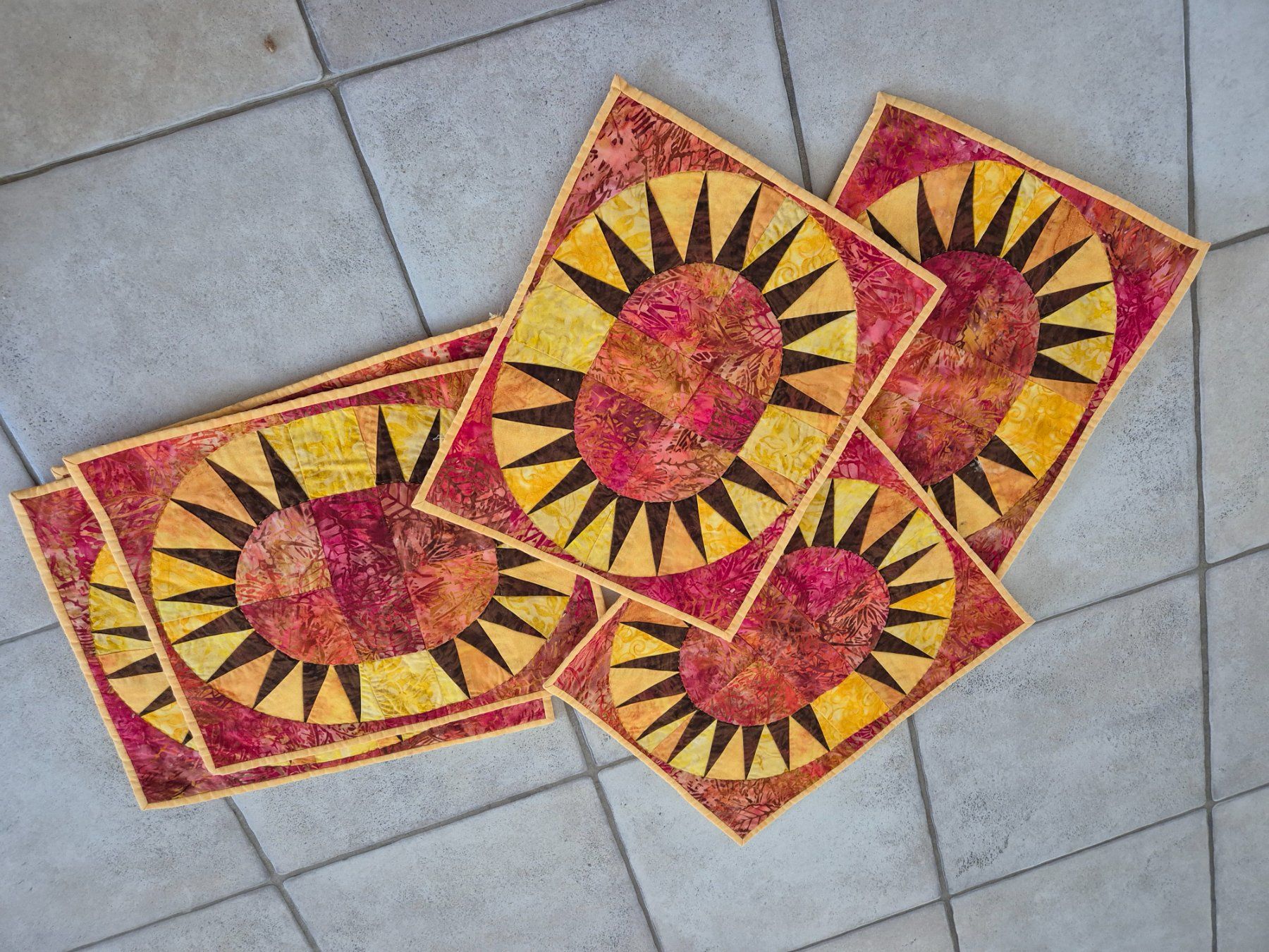 Set di tavolo e panche: 6 Quilt Tischsets Handarbeit – Usato da Bassersdorf venduto da Seaworld06
