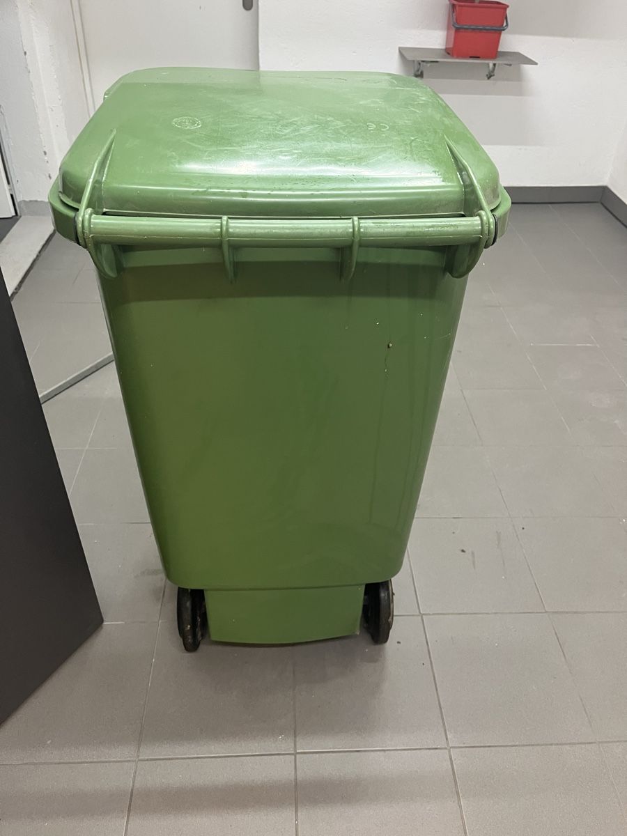 Eléments de bureau: Grüncontainer 500liter  – D'occasion à Neerach par fuz_8d7l 1
