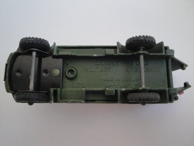 DINKY TOYS – ambulance militaire Renault-Carrier Réf 80F