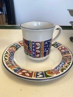 Tasse mit Untertasse bunte Muster guter Zustand