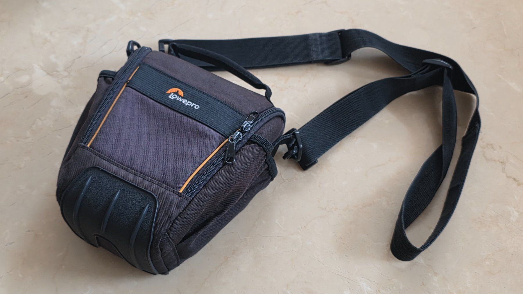 Lowepro Borse: Kameratasche von Lowepro, toploader für Gürtel oder umhängen – Usato da Feusisberg venduto da ajjcrf44