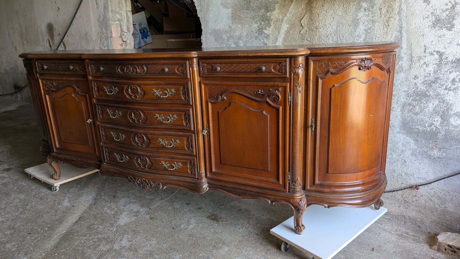 Büffets: Antikes Buffet/Sideboard aus Massivholz – Gebraucht aus Meggen von Larimar_Studio 1