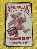 METALLSCHILD AMERICAN "DRUMMER BEAR" RHODE ISLAND, 41X25 CM