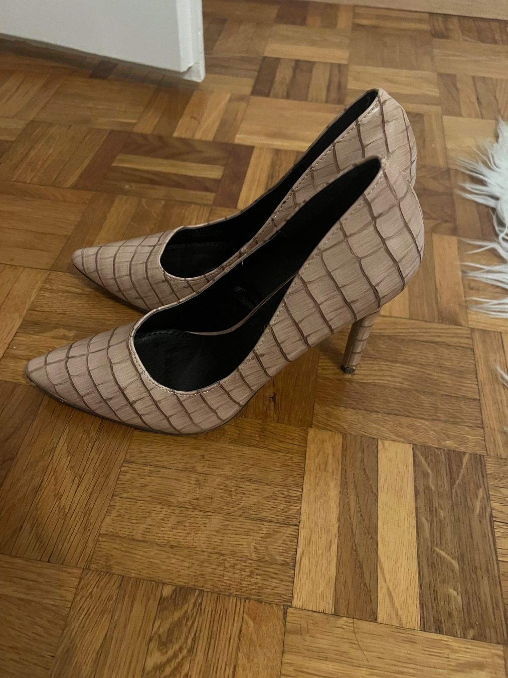 Scarpe da donna: Escarpins beige effet croco, taille 39, élégants – Usato da Lausanne venduto da arm_7t8p 1