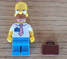 Lego minifigure Homer Simpson avec accessoire du set 71006
