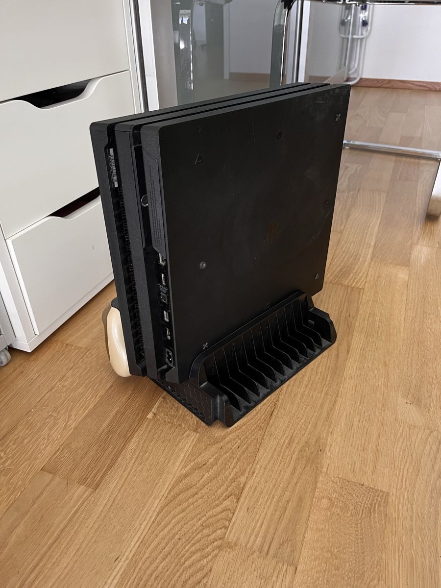 Sony Consoles: Playstation 4 Pro – D'occasion à Basel par jan_2p29 2