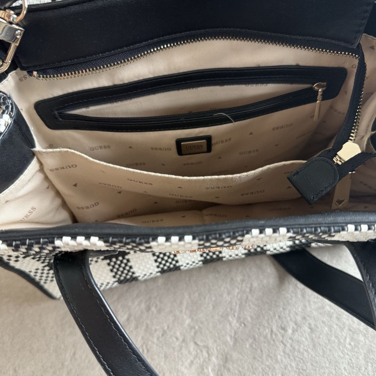 Guess Borse da donna: Guess black & white tote bag – Usato da Boswil venduto da hey.itsme 3