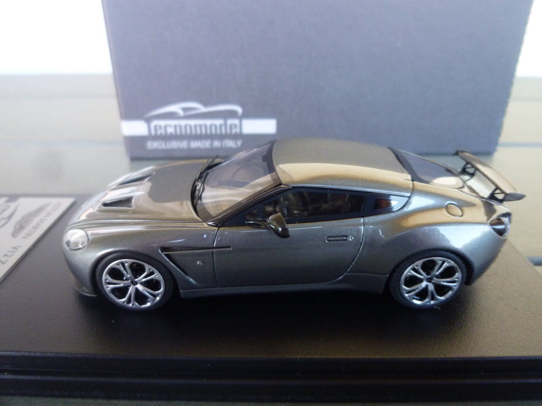 Modellini d'auto: Aston Martin V12 Zagato – Nuovo e nell'imballaggio originale da Flawil venduto da Imperiosud 4