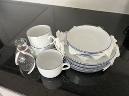 Teller, Tassen mit Untertassen und Vase