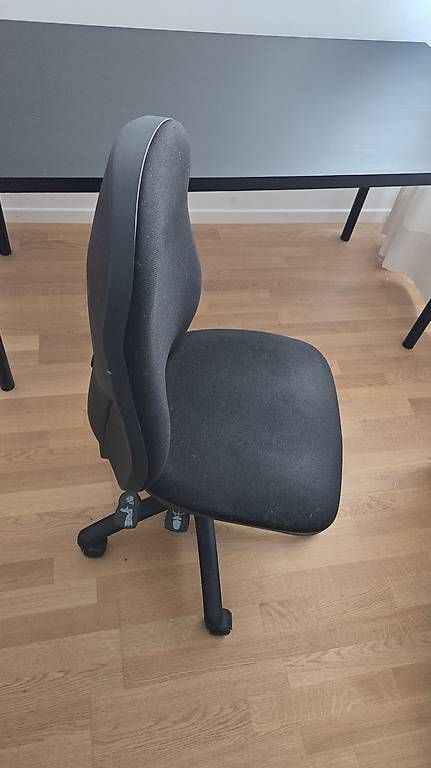 Chaises: Gratis Schwarzer Schreibtischstuhl – D'occasion à St. Gallen par ann_l2wv