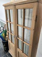 Antiker Schrank mit Glasfront, Vintage Deko, Weihnachtszeit
