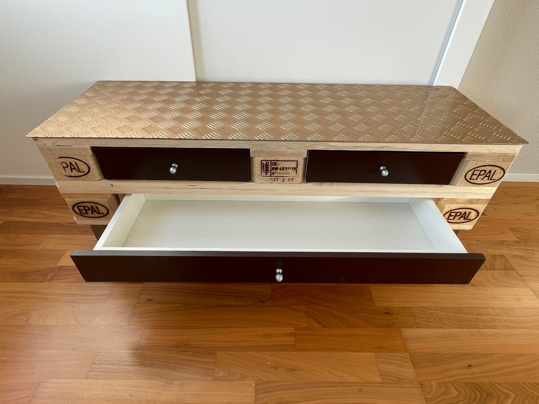 Pallets: TV Möbel / Sideboard aus Palette – Nuovo (secondo la descrizione) da Dübendorf venduto da Airplane 3