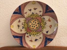 Assiette en céramique signée CM