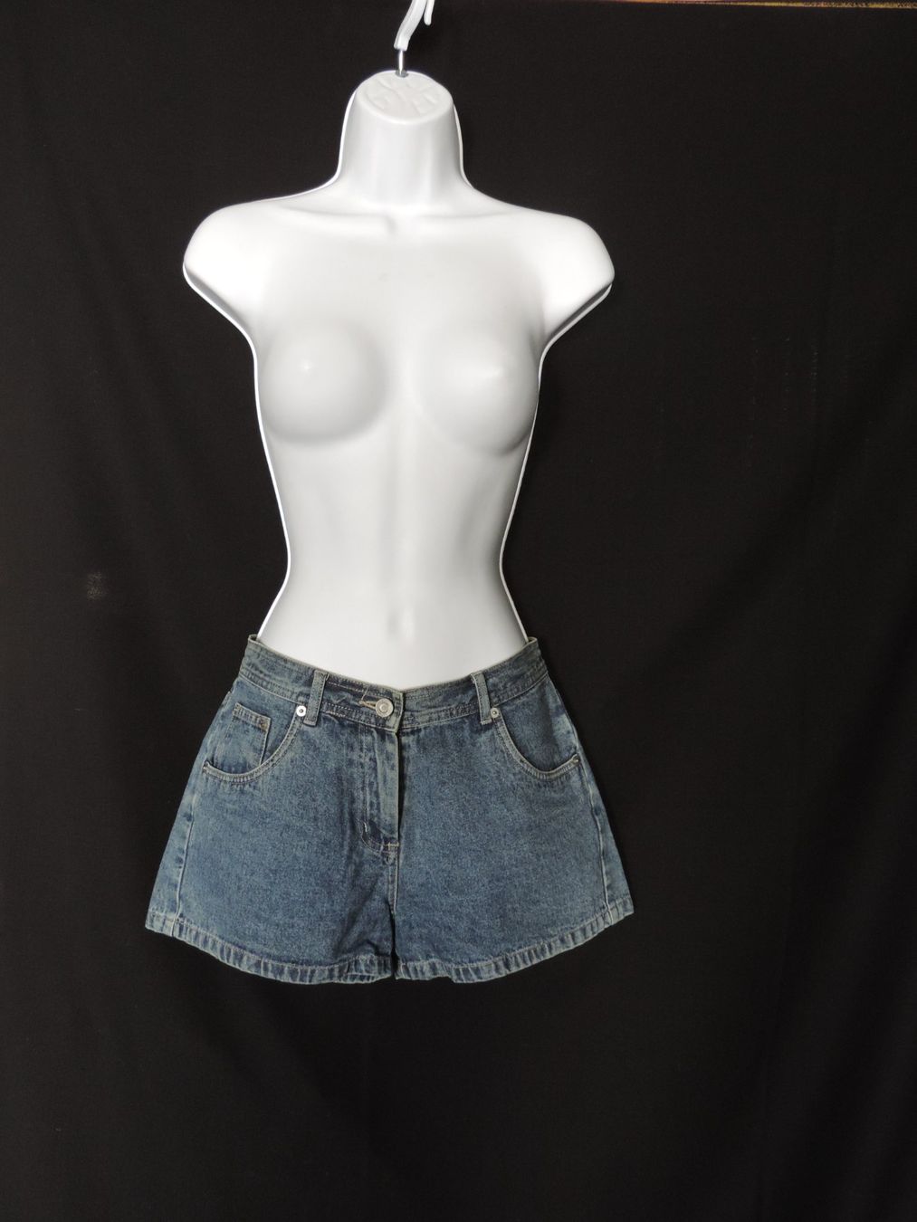 Pantaloni: short jeans bleu foncé – Usato da Genève venduto da Axelle333 1