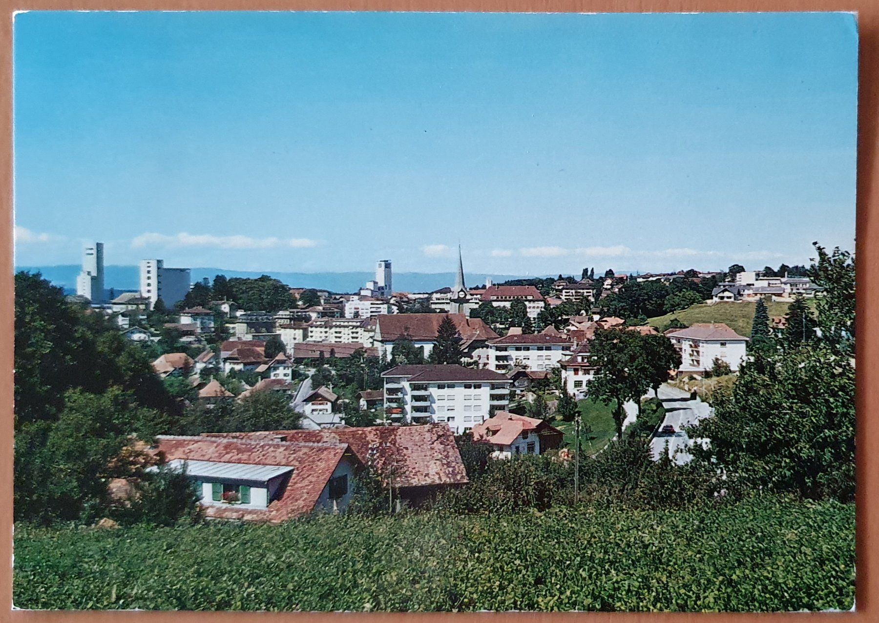 Cartoline postali: Düdingen 1977 - Gesammtansicht – Usato da Kreuzlingen venduto da Rschweiz1