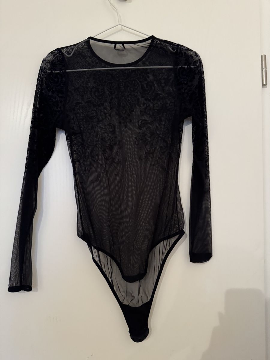 Tops: Schwarzer Mesh-Body mit Spitzenmuster – Gebraucht aus Pfäffikon ZH von aitm_00 1