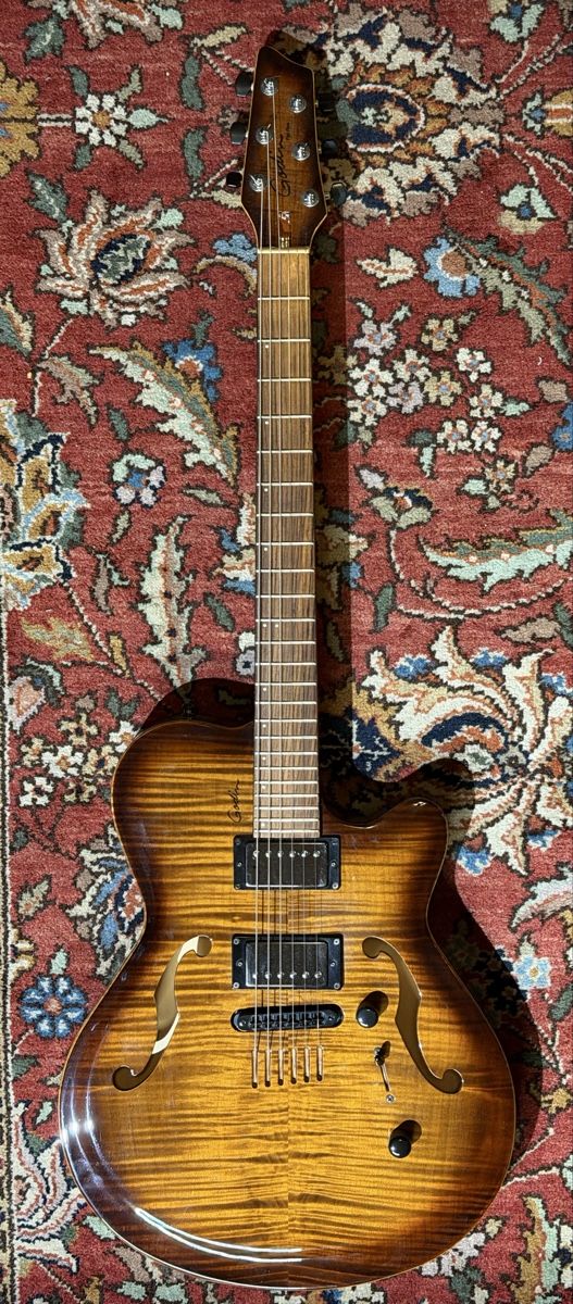 Godin Strumenti musicali: Godin Flat Five X Guitar, Cognac Burst, Mint Condition. – Usato da Coinsins venduto da DrDaktari