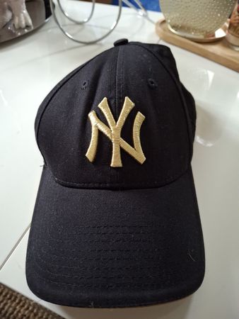 Casquette NY noire et dorée 