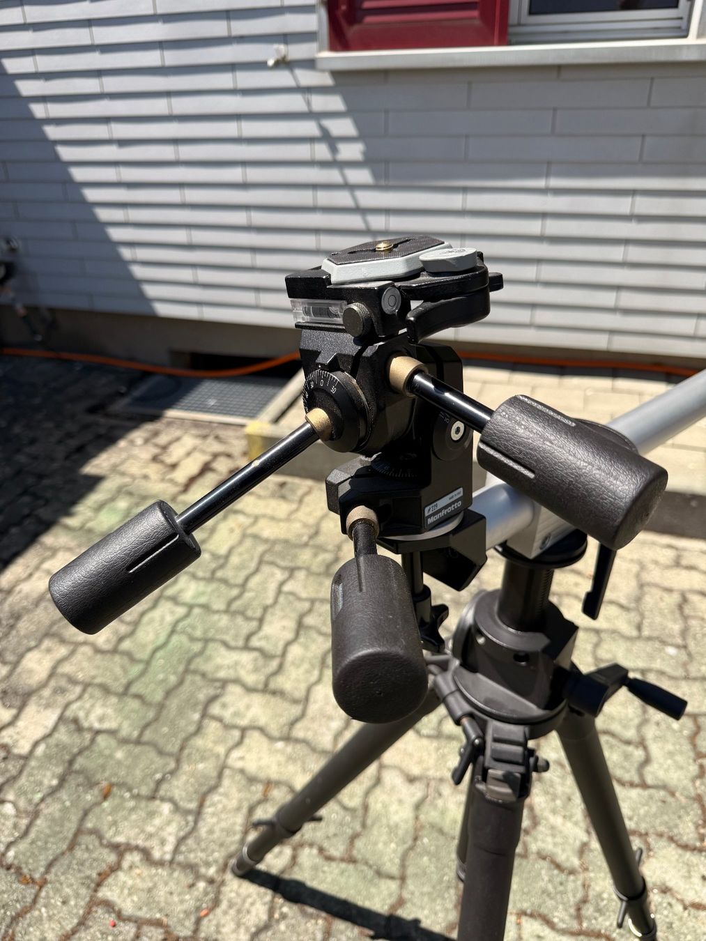 Manfrotto Treppiedi & Teste: Manfrotto Fotostativ, sehr stabil – Usato da Alchenflüh venduto da Siriusbern 1