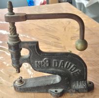VINTAGE – Presse à rivets – DAUDE n°9 – Paris