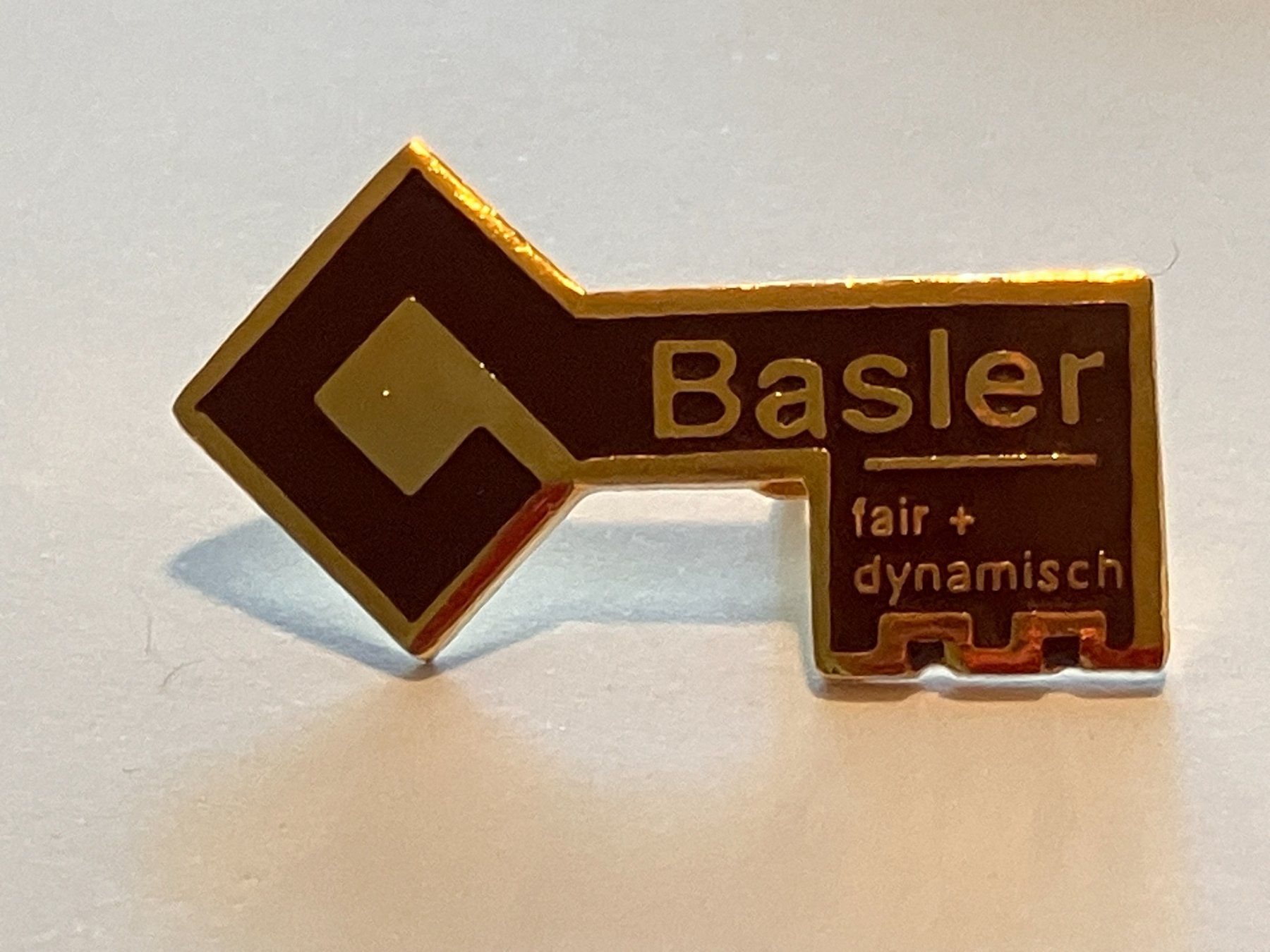 Placchette & Badge: 1 Pin Basler Versicherungen fair & dynamisch – Usato da Basel venduto da djwwpp