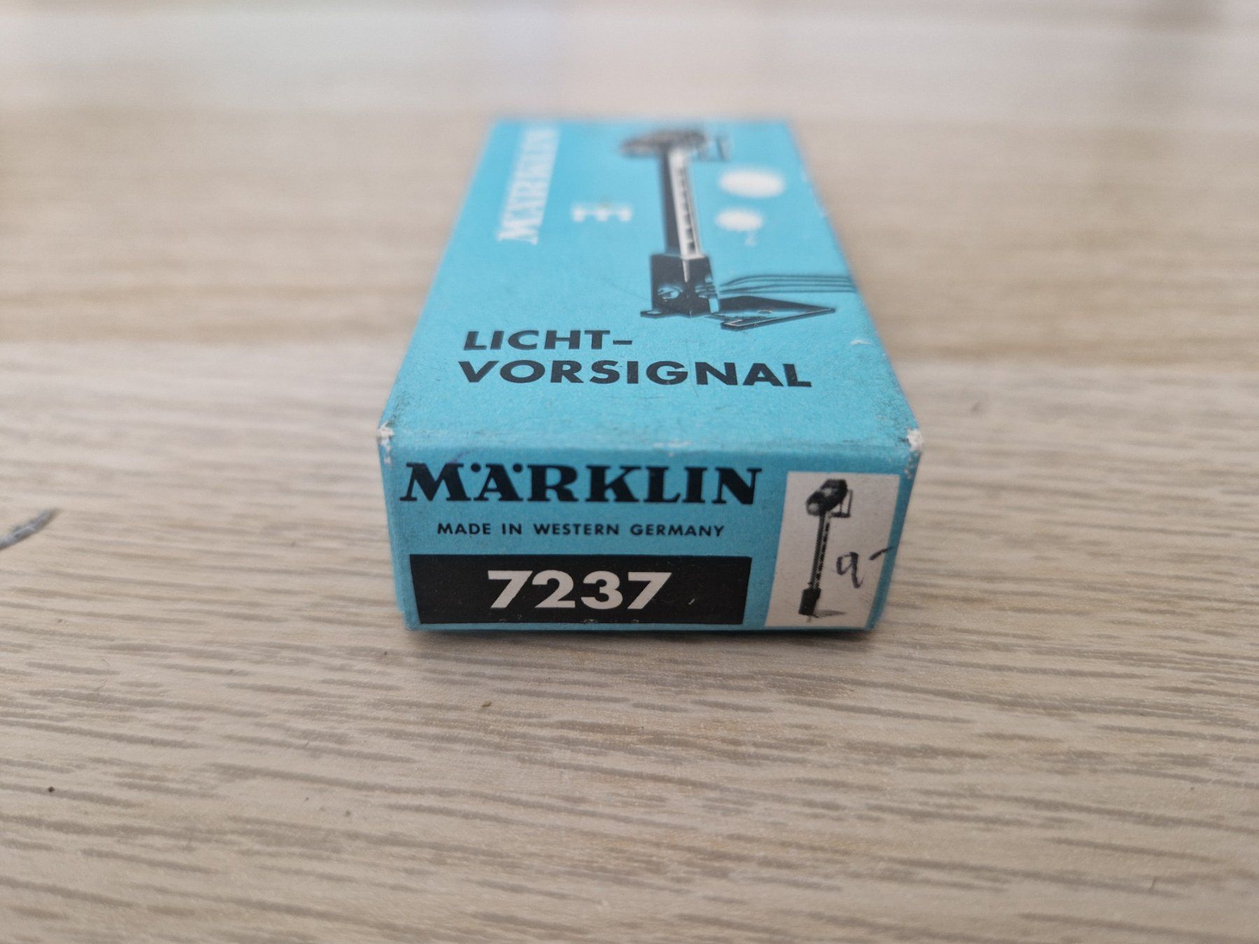 Märklin Modelleisenbahnen: Märklin 7237 Lichtvorsignal H0 – Gebraucht aus St-Aubin-Sauges von tantome 1