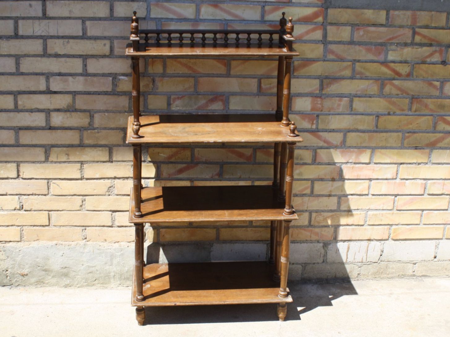 Regale: VINTAGE ANTIK REGAL KLEINMÖBELI – Gebraucht aus Wauwil von Pneuedy