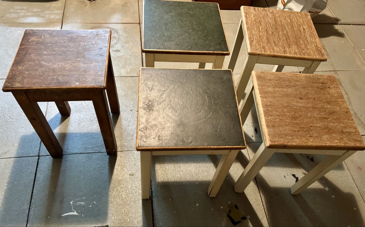 Sgabelli: 5er Set Vintage Holz Taburetts – Usato da Thun venduto da Kerolein
