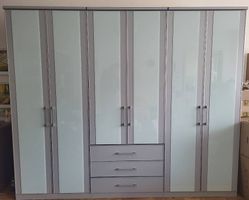 Schrank, Silberkorpus mit Mattglastüren