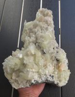 Leichtgrüner Apophyllit mit Stilbit 