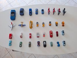 33 Spielzeugfahrzeuge im Set – Autos, Motorräder und mehr