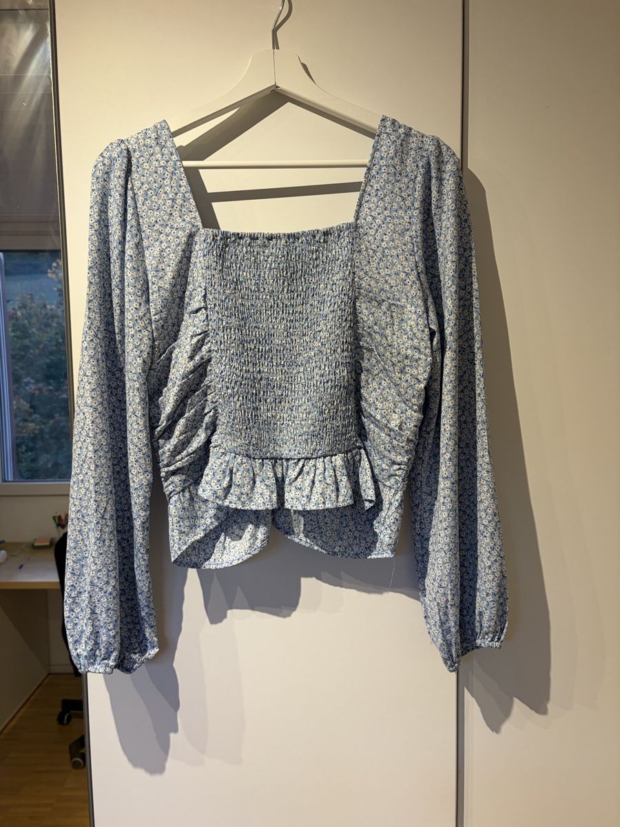 H&M Camicette: Damen Bluse H&M Blumenmuster blau Langarm Grösse S – Usato da Wölflinswil venduto da kona_a 1