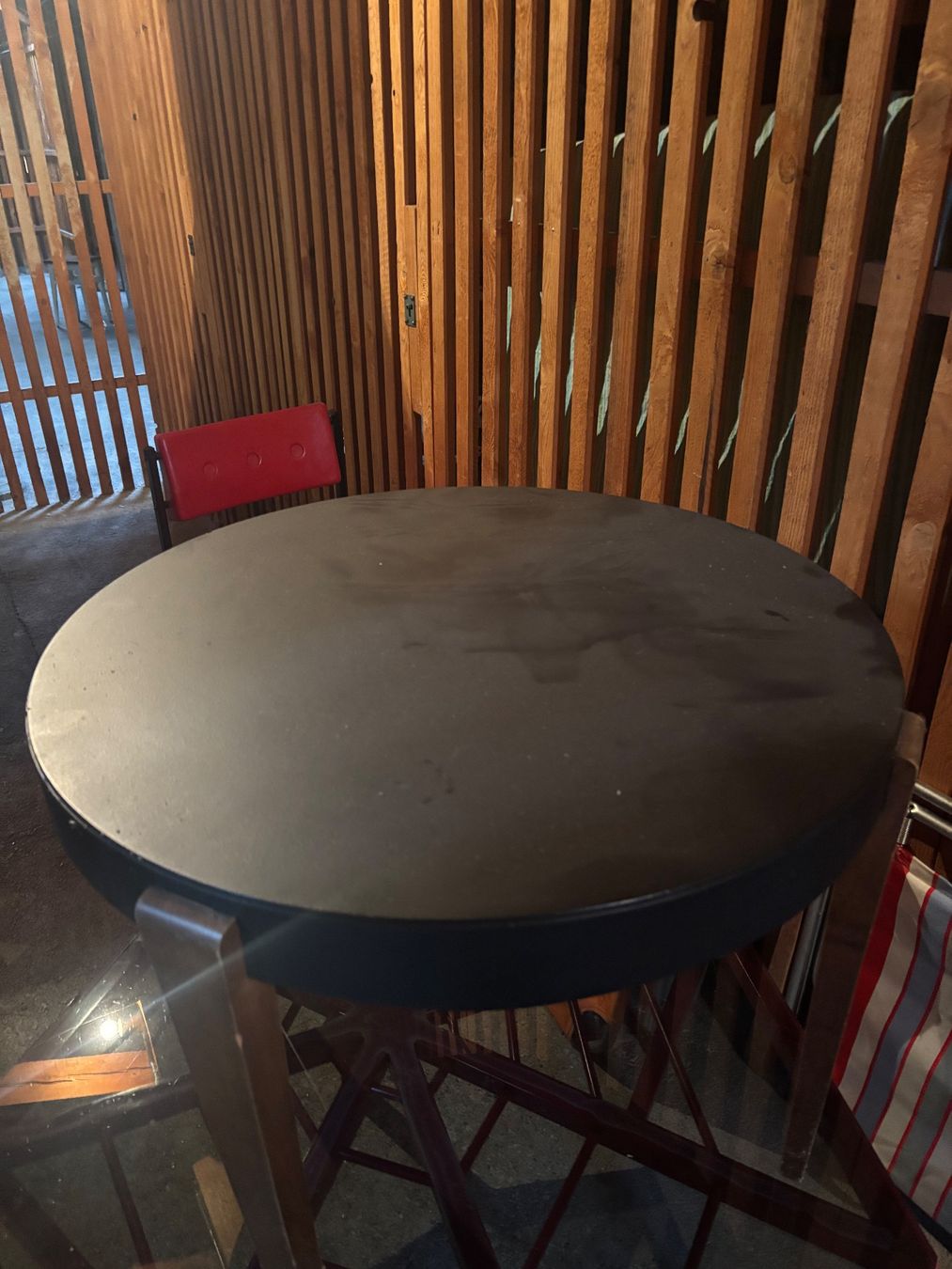 Tavoli: Table bistro vintage en bois – Usato da Neuchâtel venduto da luc_8c68