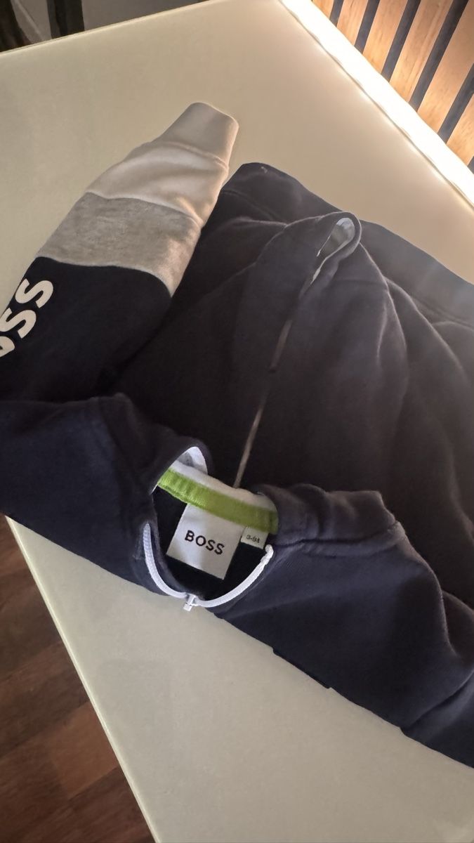 Lotti & Set di vestiti: BOSS Kinder Jogginganzug dunkelblau Grösse 94 – Usato da Dübendorf venduto da Premium-Cars