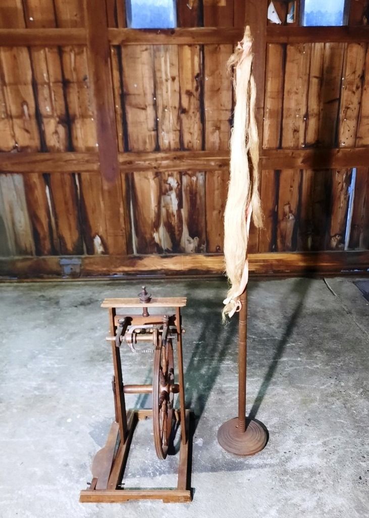 Ruote per filare: Schönes Antikes Holz Spinnrad – Usato da Walterswil SO venduto da Fundort